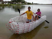 Botes, canoas y kayaks hechos de botellas PET recicladas