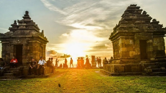 matahari terbit di candi ijo