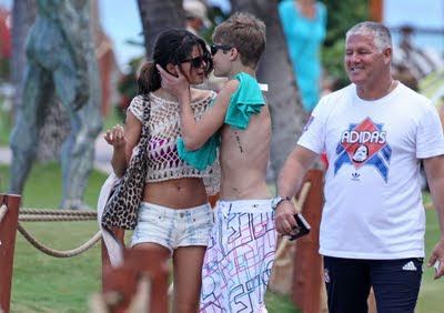 Selena Gomez and Justin Bieber kissing in Hawaii