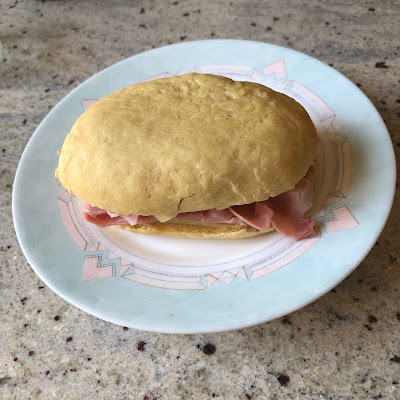 Sandwich jambon fromage fait avec un petit pain à la semoule et au yaourt