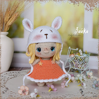 вязаная игрушка крючком кукла в шапочке зайца crochet toy doll wearing a bunny hat