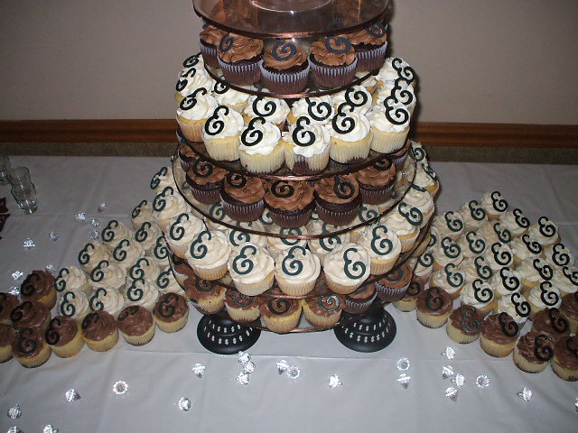 Chocolate Black and Ivory Cupcakes For this wedding 200 cupcakes were made 