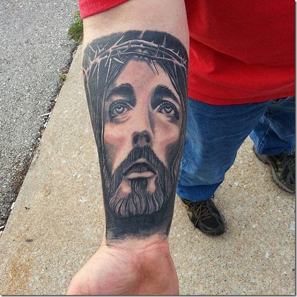 realistico_en_tonos_de_gris_en_el_brazo