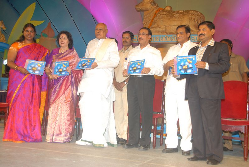 [2010+nandi+awards89-700700.jpg]