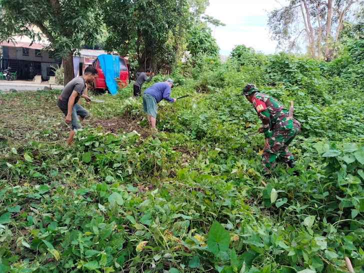 Wujud Kepedulian, Koramil 1426-07/Pattallassang Bersama Warga Kerja Bakti Bersihkan Lingkungan