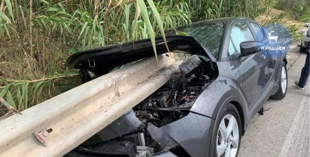 Συγκλονιστικό τροχαίο στη Ρόδο: Προστατευτικό κιγκλίδωμα διαπέρασε αυτοκίνητο 