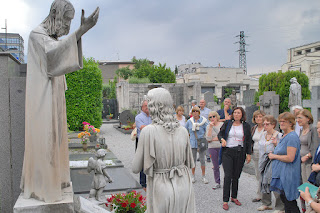 Guided tour at the cemetery