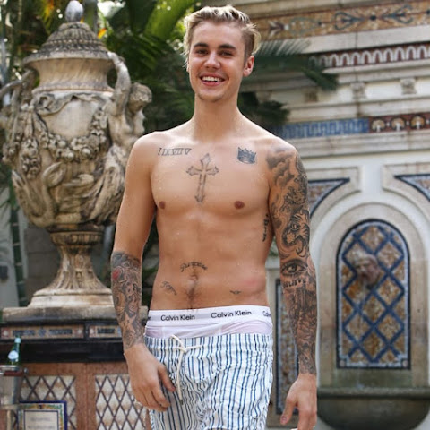 Justin Bieber Shows off His New Stomach Tattoo