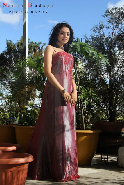 Sri Lankan sexy actress Ayomi Shanika hot figure in tight dress, from the drama Jeewithaya Lassanai on Swarnawahini