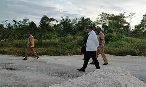 Thaher Hanubun Tinjau Proses Pembangunan Jalan Ohoi Dunwaha