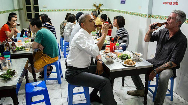 Obama Ngebir dan Makan Babi Panggang di Restoran Kecil