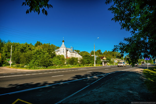 Вид на церковь с дороги