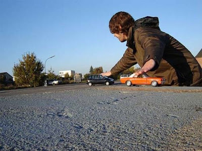 Super Cool Pictures Of Forced Perspective Seen On lolpicturegallery.blogspot.com