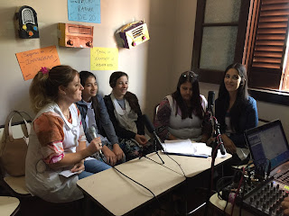 Transmitiendo en vivo desde el "estudio" de radio en la Escuela 9 D.E.20