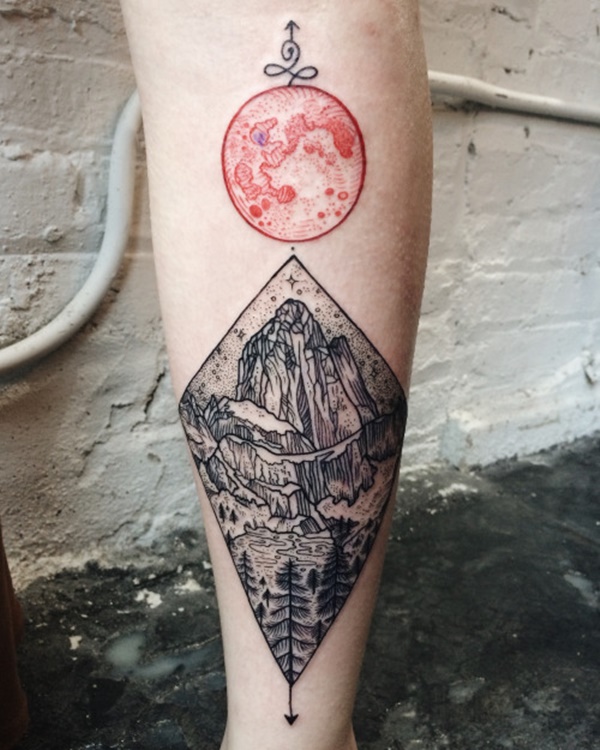 Uma lua vermelha, fica acima da vinheta de um mountainscape.