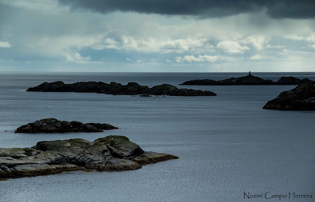 pequeño faro en islas Lofoten