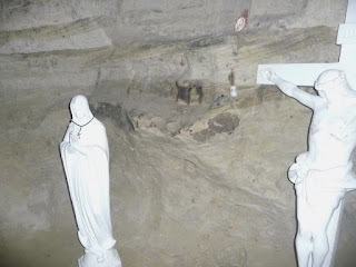 Страдч. Печерний монастир XI-XIII ст. Церква Божої Матері Нерушима Стіна