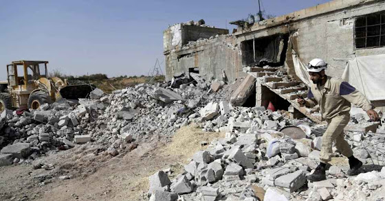 Mas muitas bombas caiam nos inimigos do Estado Islâmico. Na foto, socorristas da Defesa Civil da Síria percorrem locais bombardeados pela Força Aérea da Rússia.