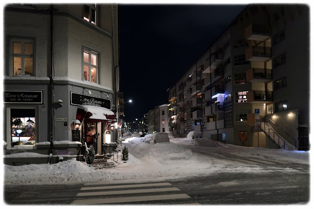 Utenfor Petrus Bar og Restaurant i Helgesens gate 50 på Rodeløkka i Bydel Grünerløkka i Oslo.