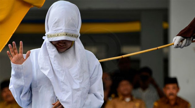 Wanita Aceh menangis meminta berhenti disebat kerana kesalahan berzina