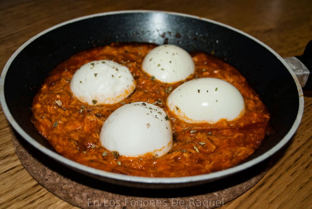 http://enlosfogonesderaquel.blogspot.com.es/2014/04/huevos-cocidos-con-salsa-de-tomate-y.html