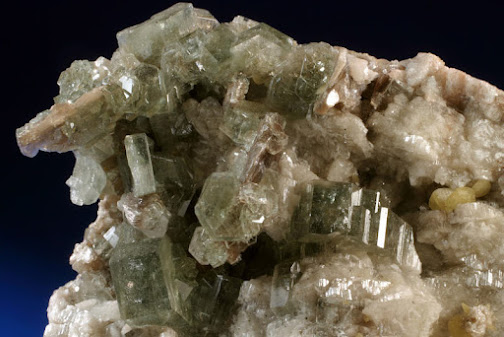 Fluorapatito-Fluorapatite