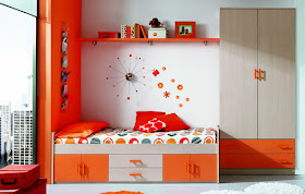 dormitorio blanco y naranja