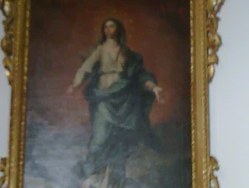 Evangelio según San Lucas 1,26-38.  El Ángel Gabriel fue enviado por Dios a una ciudad de Galilea, llamada Nazaret,  a una virgen que estaba comprometida con un hombre perteneciente a la familia de David, llamado José. El nombre de la virgen era María.  El Ángel entró en su casa y la saludó, diciendo: "¡Alégrate!, llena de gracia, el Señor está contigo".  Al oír estas palabras, ella quedó desconcertada y se preguntaba qué podía significar ese saludo.  Pero el Ángel le dijo: "No temas, María, porque Dios te ha favorecido.  Concebirás y darás a luz un hijo, y le pondrás por nombre Jesús;  él será grande y será llamado Hijo del Altísimo. El Señor Dios le dará el trono de David, su padre,  reinará sobre la casa de Jacob para siempre y su reino no tendrá fin".  María dijo al Ángel: "¿Cómo puede ser eso, si yo no tengo relaciones con ningún hombre?".  El Ángel le respondió: "El Espíritu Santo descenderá sobre ti y el poder del Altísimo te cubrirá con su sombra. Por eso el niño será Santo y será llamado Hijo de Dios.  También tu parienta Isabel concibió un hijo a pesar de su vejez, y la que era considerada estéril, ya se encuentra en su sexto mes,  porque no hay nada imposible para Dios".  María dijo entonces: "Yo soy la servidora del Señor, que se cumpla en mí lo que has dicho". Y el Ángel se alejó.