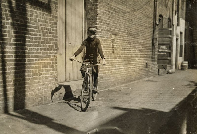 Niños trabajando como mensajeros en bicicleta a principios del siglo XX