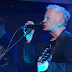 Mira a New Order tocar "Singularity" en el show de Stephen Colbert