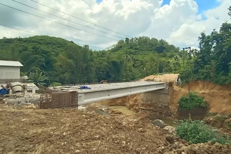 Jembatan Rp7,4 Miliar di Blitar Mandek, Ancam Rumah Warga