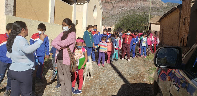 Nicht alle hielten den Abstand ein, aber Masken trugen alle Kinder und Lehrer