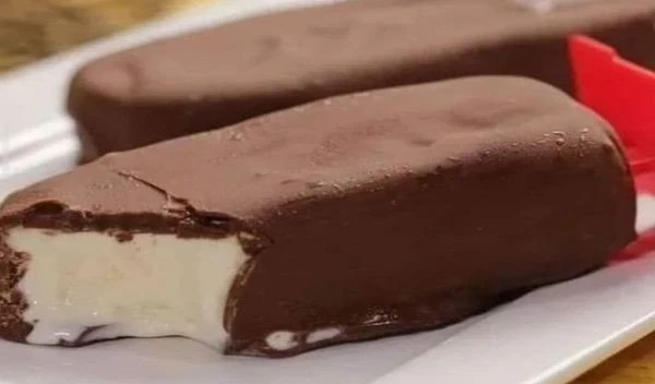 Picolé de leite em pó com chocolate