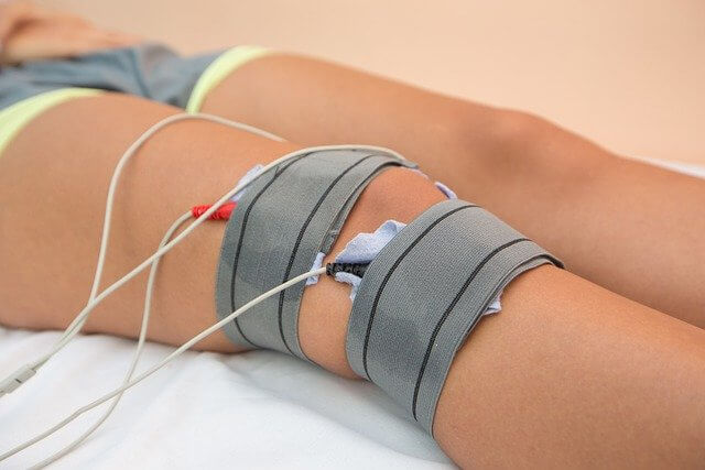 Electroterapia en una rodilla. Tratamiento de fisioterapia.