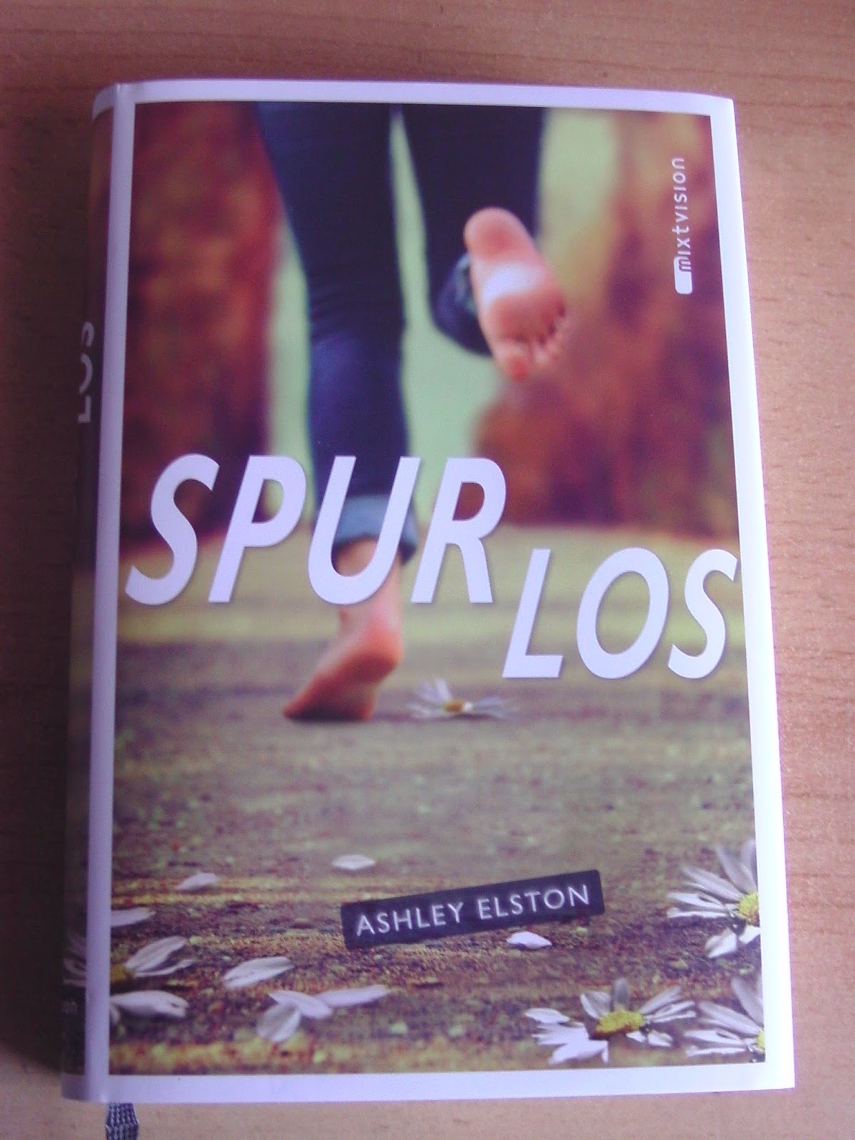 http://www.amazon.de/Spurlos-Ashley-Elston/dp/3944572068/ref=sr_1_1?s=books&ie=UTF8&qid=1409507093&sr=1-1&keywords=spurlos