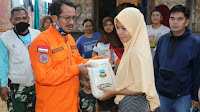 Wabup Garut blusukan bagikan puluhan paket beras dan masker langsung ke masyarakat di Pamulihan