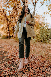Image and inspiration credit to: "Emma’s Edition" https://www.emmasedition.com/2022/08/8-fall-picture-outfit-ideas-for-women.html