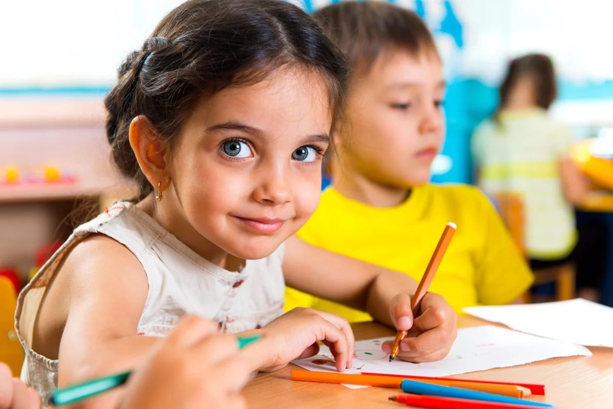 الأطفال في المدرسة