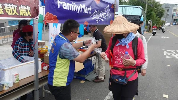 ▲大甲媽祖回鑾彰化，全家便利商店花壇白沙坑店前搭設香客點心站，提供茶葉蛋及麵包、飲品、蜜餞給香客。（圖／記者林明佑攝）