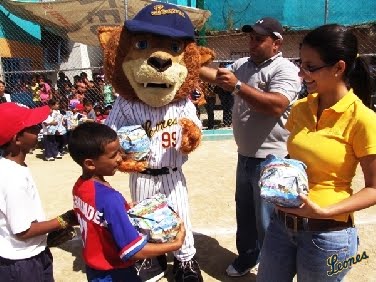 Leones del Caracas regalan una sonrisa en Navidad