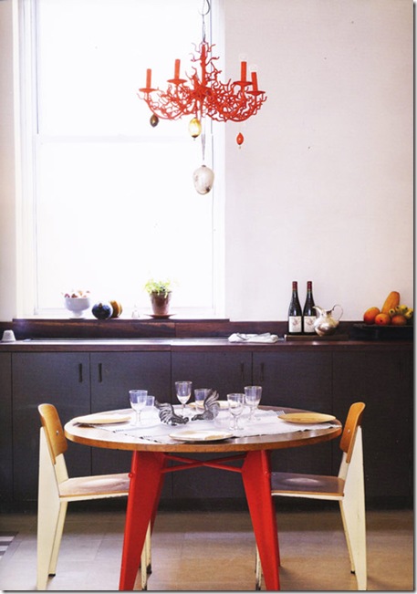 Casa de Valentina - lustre vermelho de madeira - via The Syte files