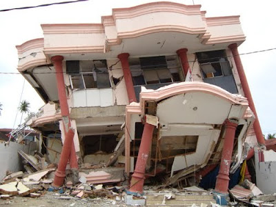 rumah hancur akibat peristiwa gempa bumi