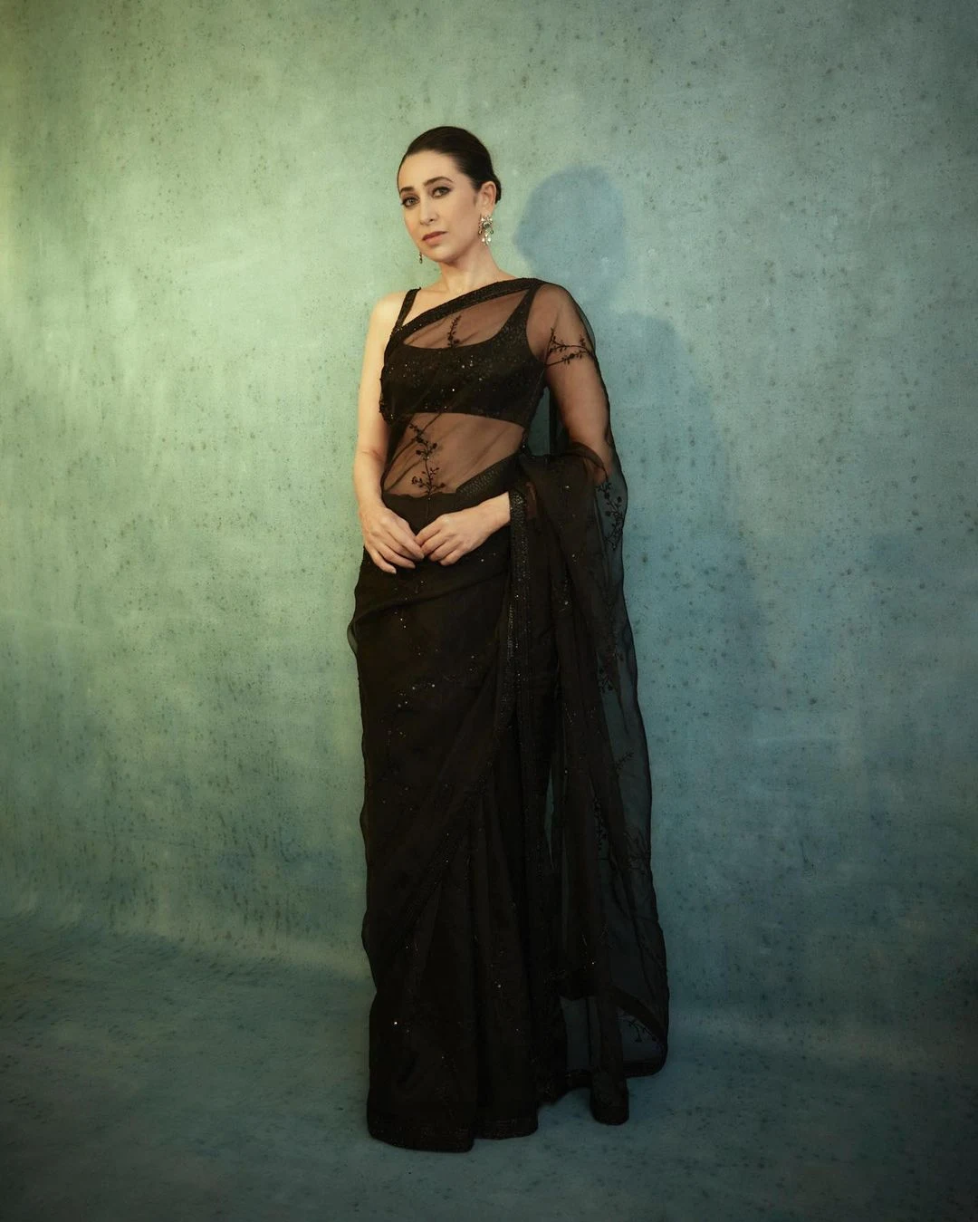 Karishma Kapoor black saree hot actress