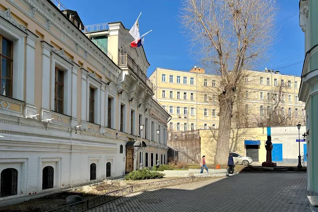 улица Забелина, дворы, главный дом (с палатами XVII века) бывшей городской усадьбы Н. А. Сумарокова - Н. А. Тюляевой