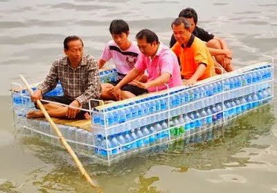 Perahu Unik Hasil Kerajinan Tangan Dari Botol Plastik  