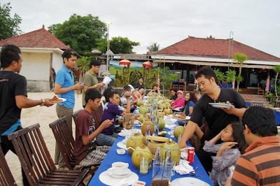 Menunggu makanan datang