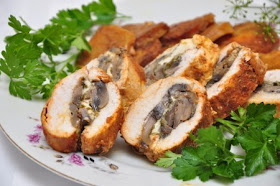 Куриный рулет с грибами, сыром, зеленью запеченный в фольге
