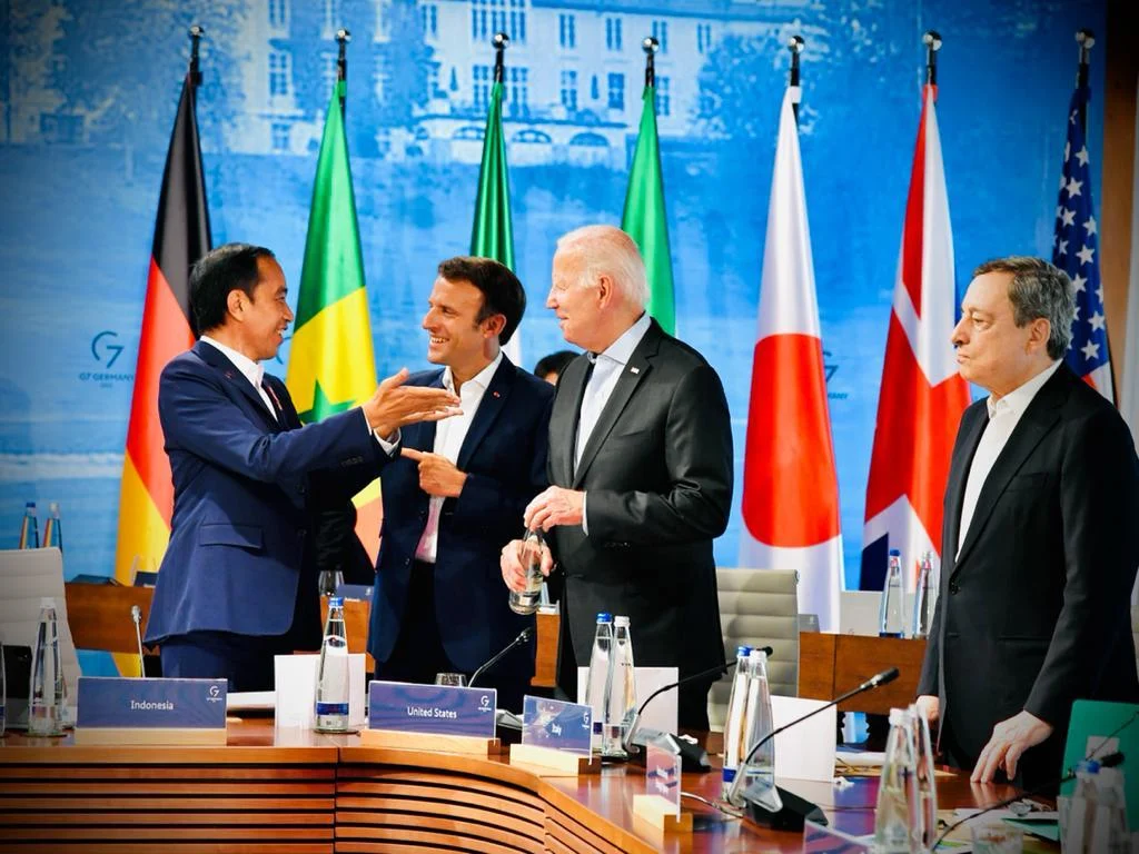 President Jokowi attends the G7 Summit working lunch session with the topic of climate change, energy, and health, in Elmau, Germany, Monday (27/06/2022). (Photo: BPMI Setpres/Laily Rachev)