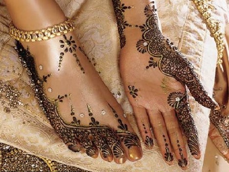 New Stylish Fashion has many different types of Feet Mehndi Designs for