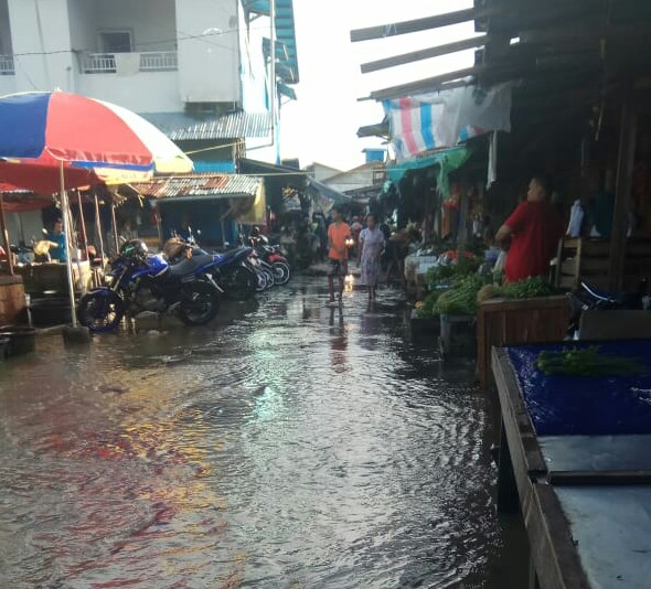 Pasar Pagi Kebanjiran, Pedagang Tetap Berjualan